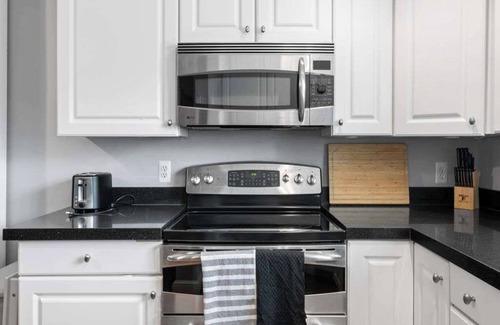 Potomac West House | Charming Townhouse Retreat by CozySuites