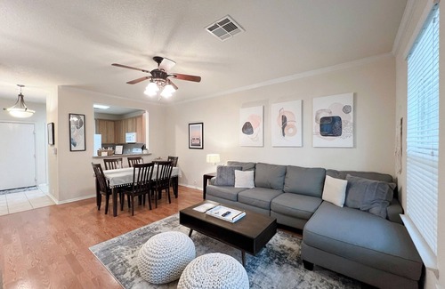 North San Antonio - SAT House | Charming Townhouse - Centrally located for adventures