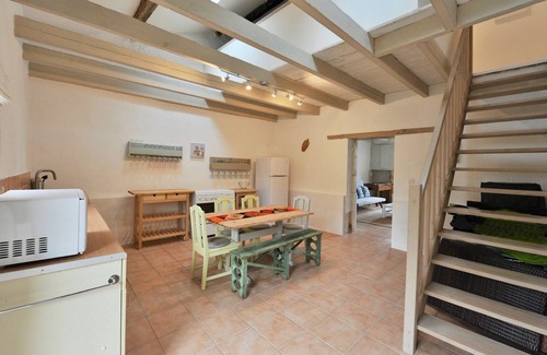 La Chapelle-Baton Cottage | Charming Traditional Country Cottage, large private garden, modern amenities.