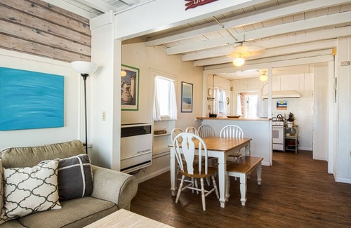 West Newport Cottage | Charming traditional Newport Beach cottage plus private one bedroom rear unit!