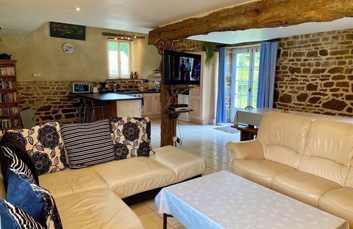 Lengronne House | Charming Traditional Gite with WiFi in Lengronne - 5 bedrooms available