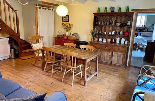 Lengronne House | Charming Traditional Gite with WiFi in Lengronne - 5 bedrooms available