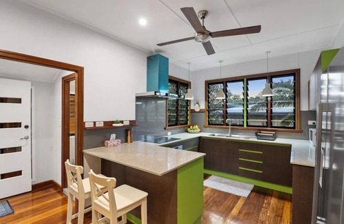 Manoora House | Charming Traditional Queenslander - Close To City