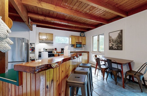 Waitsfield House | Charming & tranquil nature getaway with great balcony views - near golf & skiing