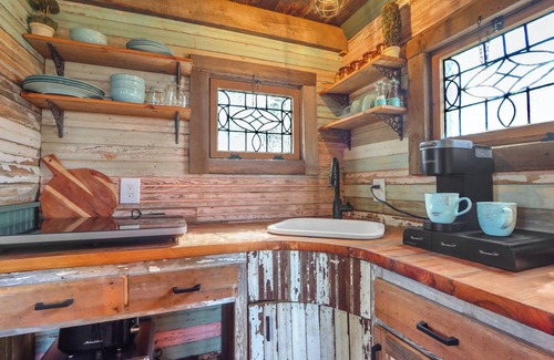 Lampasas Cabin | Charming Treehouse Stay Near Lake & Stargazing