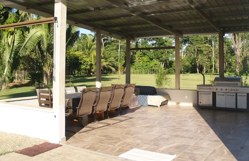 Armenia House | Charming tropical getaway with Pool, sleeps 4