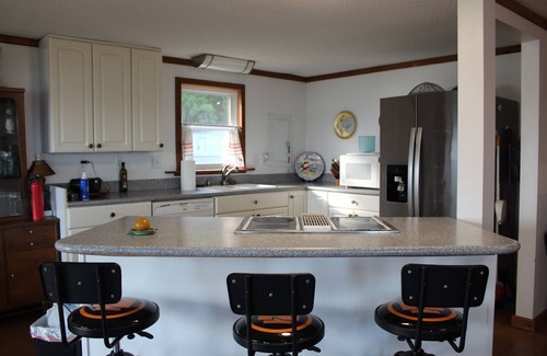 Cordesville Cottage | Charming two-bedroom on the Cooper River with small boat ramp and floating dock