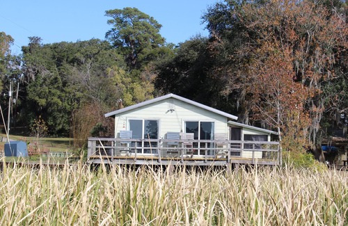 Cordesville Cottage | Charming two-bedroom on the Cooper River with small boat ramp and floating dock
