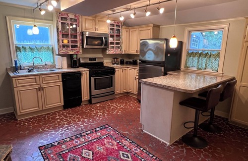 Central Gardens House | Charming two bedroom Central Gardens carriage house in amazing Memphis