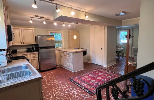 Central Gardens House | Charming two bedroom Central Gardens carriage house in amazing Memphis