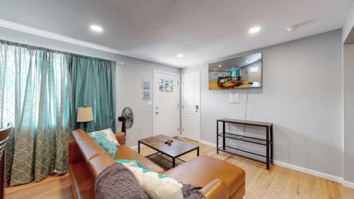 Dupont House | Charming Two Bedroom Family Unit in Great Location