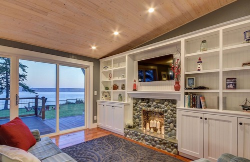 Oak Harbor Cottage | Charming two bedroom seaside cottage on Penn Cove