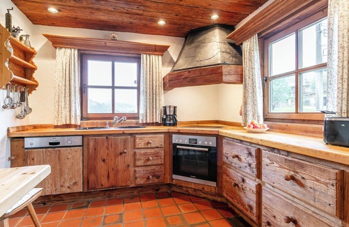 Kirchberg in Tirol Ski Chalet | Charming Tyrolean chalet, 100m to the ski bus