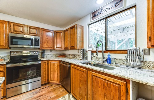 Union House | Charming Union Home w/Deck ~ 2 Mi to Hood Canal!