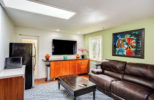 Newcastle House | Charming Unit w/Deck ~ 3 Mi to Lake Washington!