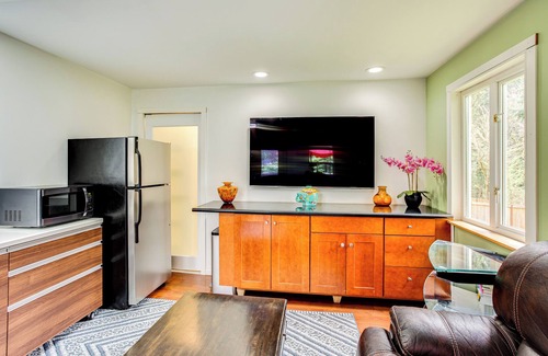Newcastle House | Charming Unit w/Deck ~ 3 Mi to Lake Washington!