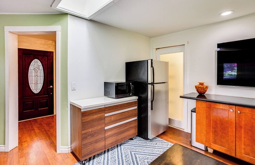 Newcastle House | Charming Unit w/Deck ~ 3 Mi to Lake Washington!