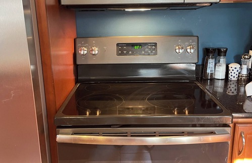 Springfield House | Charming updated 2 BR/2BA+Den home close to Capitol & Medical Complex