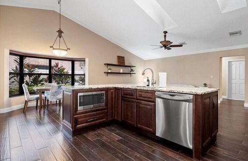 Wellington House | Charming, updated and relaxing 4-bedroom house with a pool in lovely Wellington
