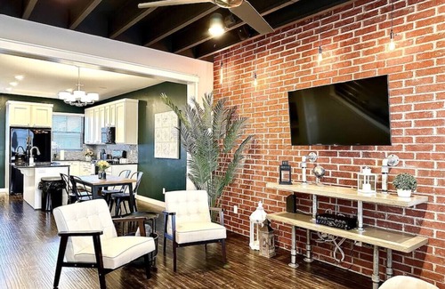 Midvale House | Charming updated LOFT style townhouse!