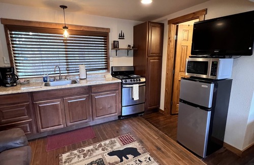 Estes Park Cabin | Charming Updated Rustic Studio. Excellent Location Close to Town & RMNP!