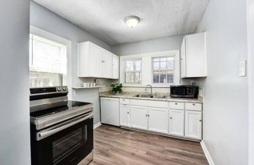 Shaker Heights Apartment | Charming & Updated ~ Long-Stays OK ~ Near Cleveland Clinic
