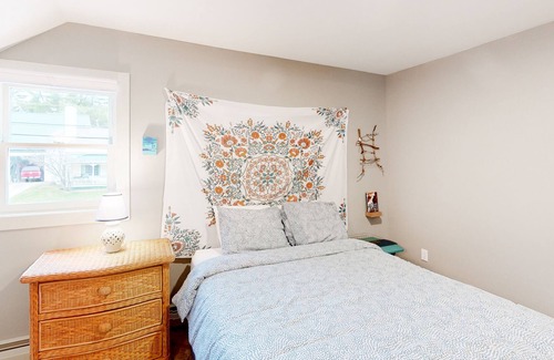 Londonderry Condo | Charming upstairs condo with river view, full kitchen, and firepit