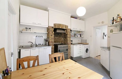 Leyton House | Charming Urban 2BD Flat with Garden, East London