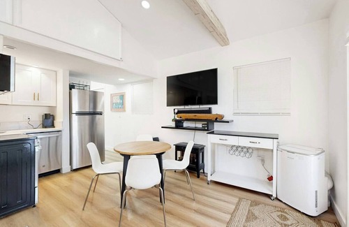 Park Mesa Heights Villa | Charming Urban Oasis near LAX w Pool Table, Sauna, and Rooftop Terrace
