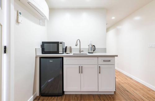 La Crescenta-Montrose House | Charming contemporary master suite in La Crescenta-Montrose