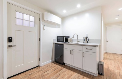 La Crescenta-Montrose House | Charming contemporary master suite in La Crescenta-Montrose
