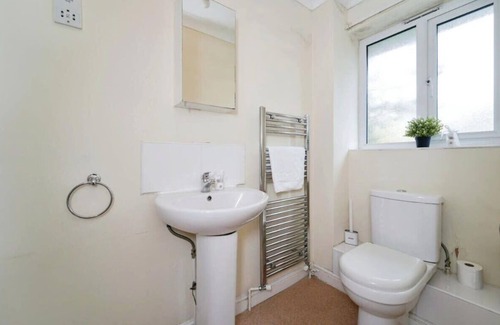 Brunel House | Charming Uxbridge 3BR Home with Parking