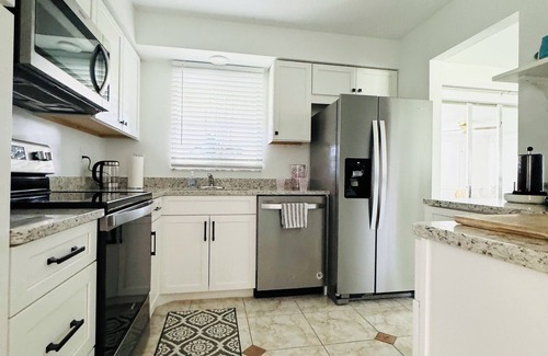 Yacht Club House | Charming Vacation Home close to Yacht Club Beach