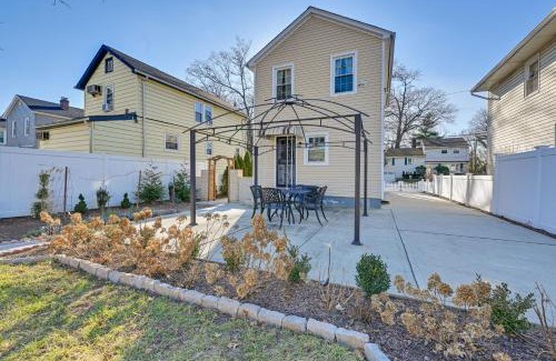Valley Stream House | Charming Valley Stream Home 24 Mi to Central Park