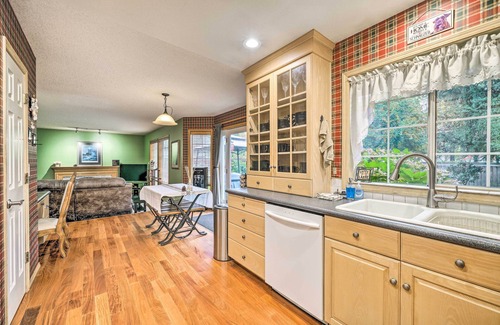 Vancouver House | Charming Vancouver Home - Patio & Fire Pit!