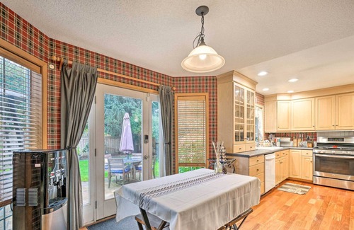 Vancouver House | Charming Vancouver Home - Patio & Fire Pit!