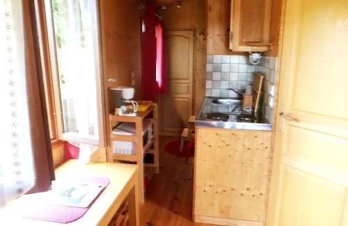 Peyrat-la-Noniere House | "Charming" Venetian caravan in Creuse on an estate with castle and pond