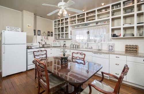 Durango - Purgatory House | Charming Victorian Farmhouse, Privacy, Wi-FI , 5 min to Durango