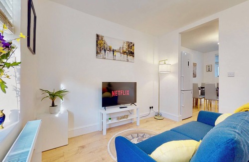 Greenhithe House | Charming Victorian Terrace House Minutes from Station