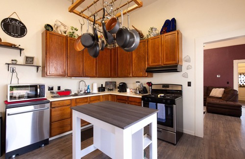Greenside Park House | Charming Victorian home. Cal-King & 2 Queens .walk to Old Town and the bay.
