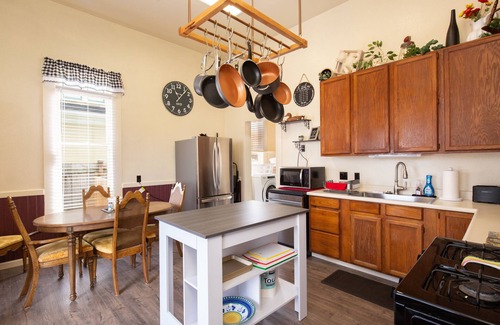 Greenside Park House | Charming Victorian home. Cal-King & 2 Queens .walk to Old Town and the bay.