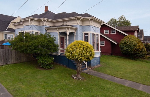 Greenside Park House | Charming Victorian home. Cal-King & 2 Queens .walk to Old Town and the bay.