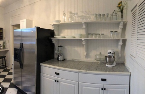 Greencastle Condo | Charming Victorian style 1-bedroom in wonderful Greencastle. Sleeps 4