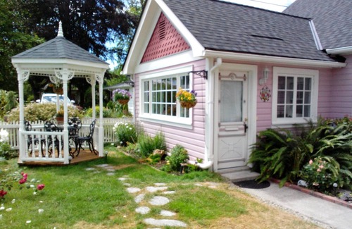 Junction City Cottage | Charming victorian carriage house