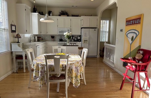 St. Helena House | Charming Victorian - walking distance to town.