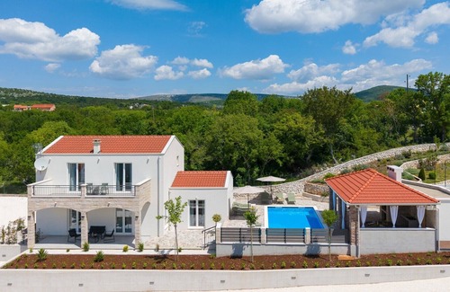 Primorski Dolac Villa | Charming Villa Domus Alba for 6+2 Guests with heated Pool, Sports Area & Outdoor Dining – A Private Escape Surrounded by Nature, just 24 km from Trogir and sea