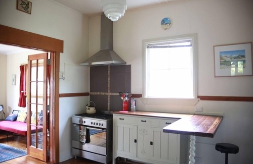 Dunedin House | Charming villa on tree-lined street