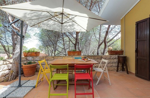 Narbolia House | Charming "Villa Viola" close to the Beach with Sea View, Terrace & Garden