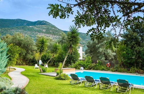 Mikros Gialos Villa | Charming villa w/pretty garden, 5min walk to beach
