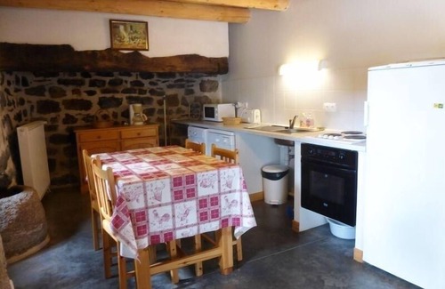 Rauret Cottage | Charming Village Farmhouse Sleeps 8 – Near Allier Gorges & Pradelles